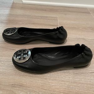 Tory Burch reva flats in black with silver logo. Size 8.5